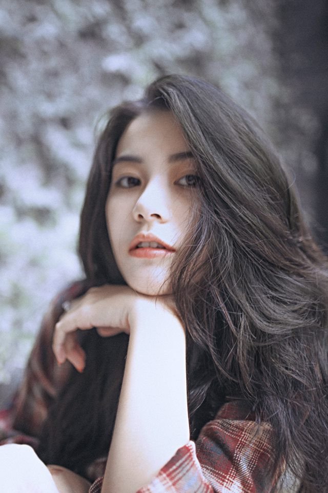 Cô miêu tả bản thân là một người con gái có khả năng thích nghi, chăm chỉ trong công việc và học tập nhưng chưa chuyên sâu ở lĩnh vực nào. Vừa học, Vi vừa thử sức ở một số công việc khác nhau để tìm kiếm đam mê của mình.