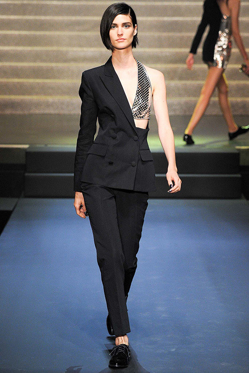 Vest mất một ống tay được sao Việt ưa chuộng