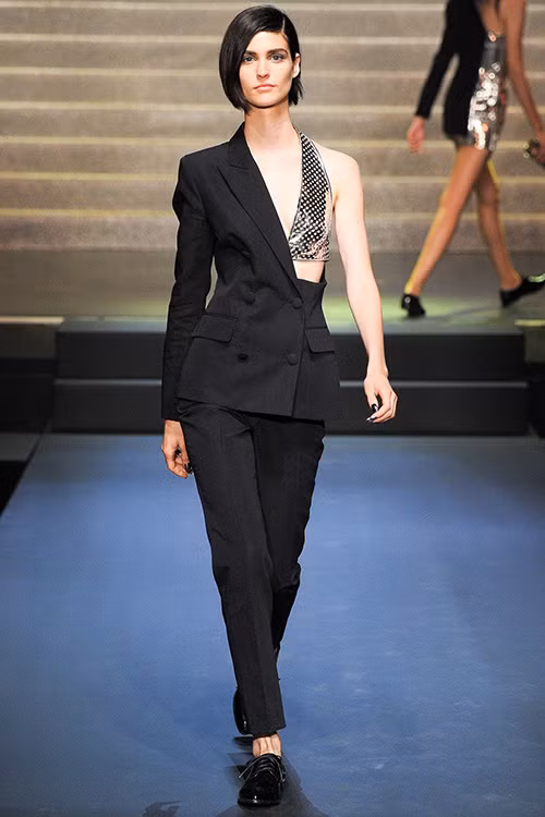 Vest mất một ống tay được sao Việt ưa chuộng