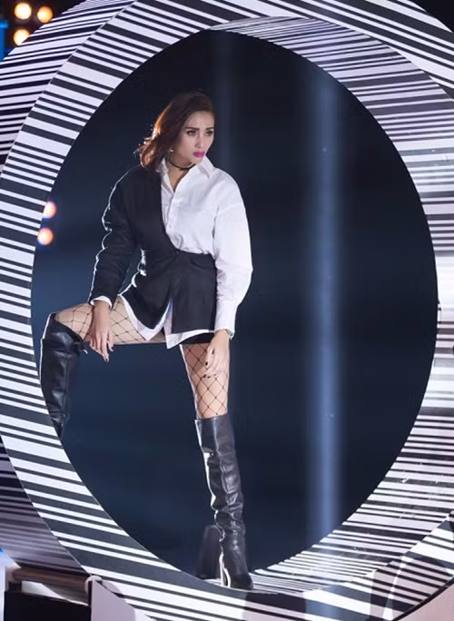 Vest mất một ống tay được sao Việt ưa chuộng