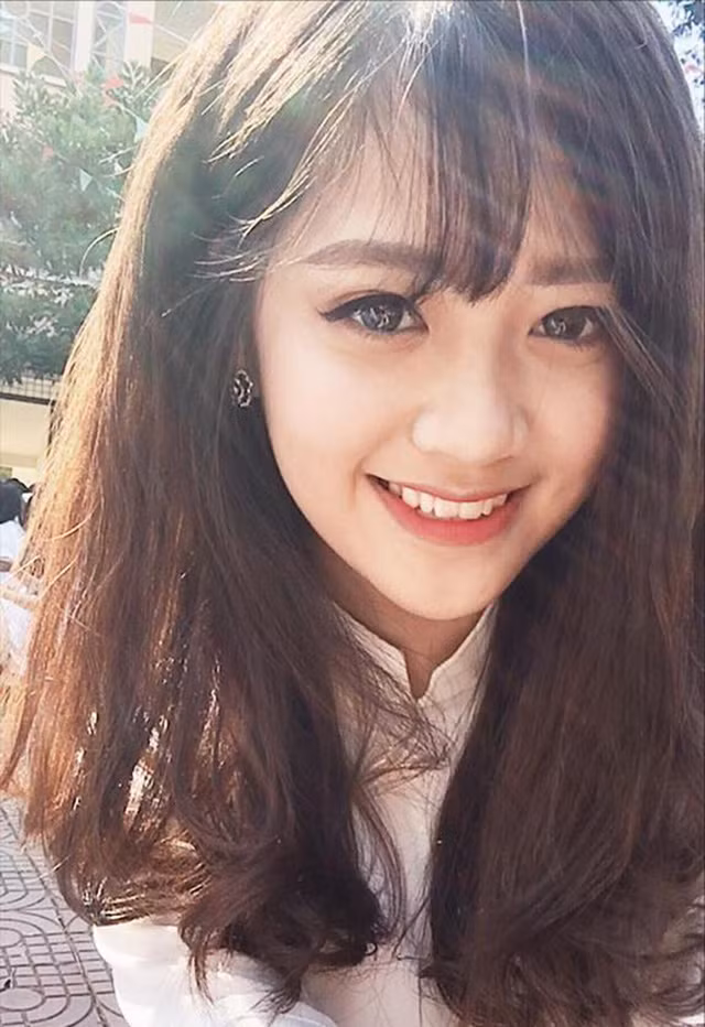 Lê Nguyễn Khánh Linh (sinh năm 1999, tại Lào Cai) là tân sinh viên ngành Quản trị kinh doanh Học viện Hàng không.