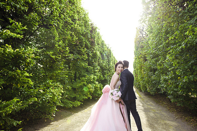 Cách đây 3 năm, Minh Tùng gặp Ngọc Anh ở nhà một người quen và dành nhiều thiện cảm cho cô gái có nụ cười ấm áp như nắng mùa thu. Tuy vậy, vì công việc bận rộn mà cả hai đã không có cơ hội tìm hiểu thêm về nhau.