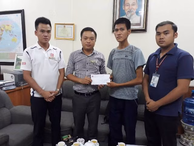 Đại diện nhà trường tặng quà động viên Tuấn (Tuấn đứng thứ 2 từ bên phải)