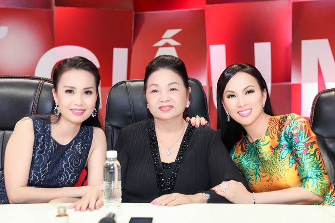  Cẩm Ly và em gái bên mẹ ruột. Hai em gái của ca sĩ đều sống ở nước ngoài.