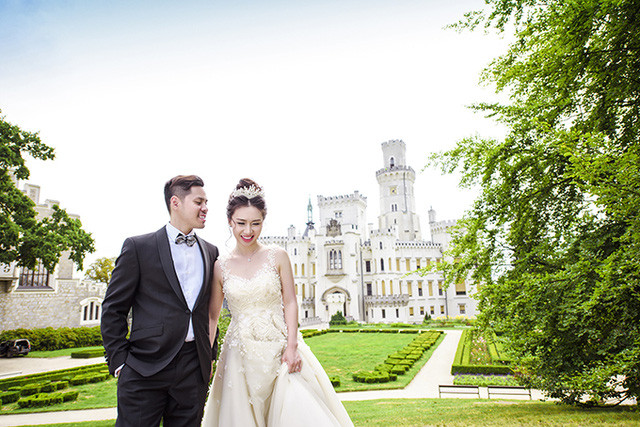  Để đi đến quyết định đám cưới, Ngọc Anh đã từ bỏ sự nghiệp ở Mỹ để về Séc sống cùng Minh Tùng. 