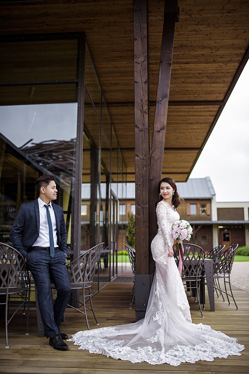 Cặp đôi thoải mái tạo dáng mà không cần diễn. Ê kíp chụp ảnh có “nhiệm vụ” giúp họ lưu giữ lại những khoảnh khắc vui vẻ này.