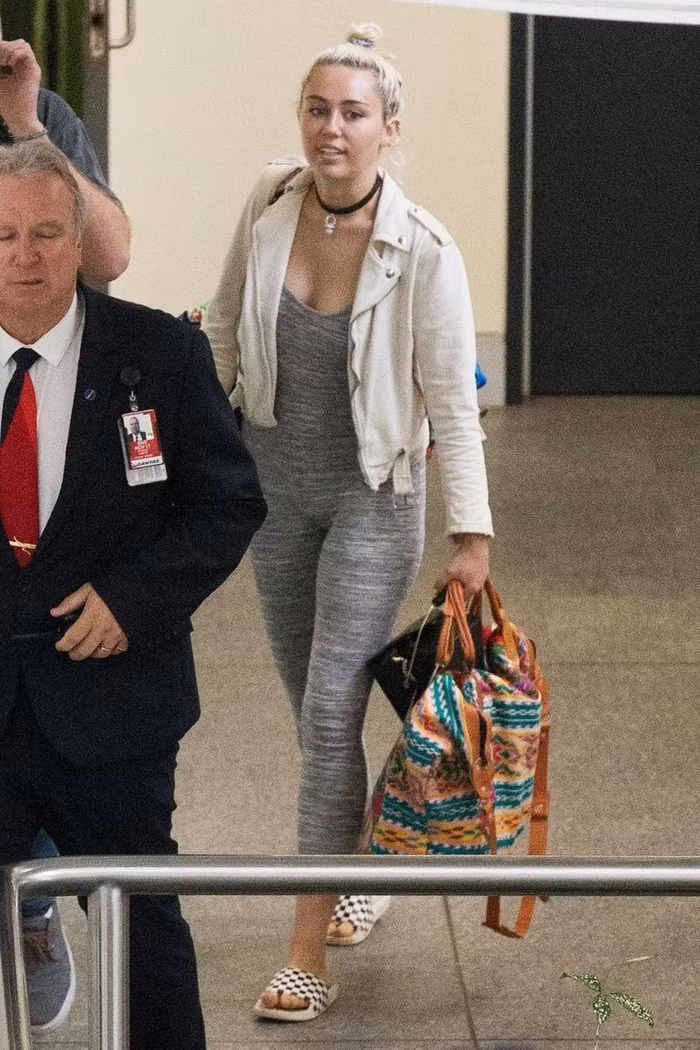 Đến fan cũng phải lắc đầu ngao ngán với kiểu diện đồ kỳ quái của sao Hollywood khi tới sân bay