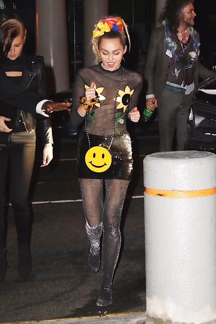 Đến fan cũng phải lắc đầu ngao ngán với kiểu diện đồ kỳ quái của sao Hollywood khi tới sân bay