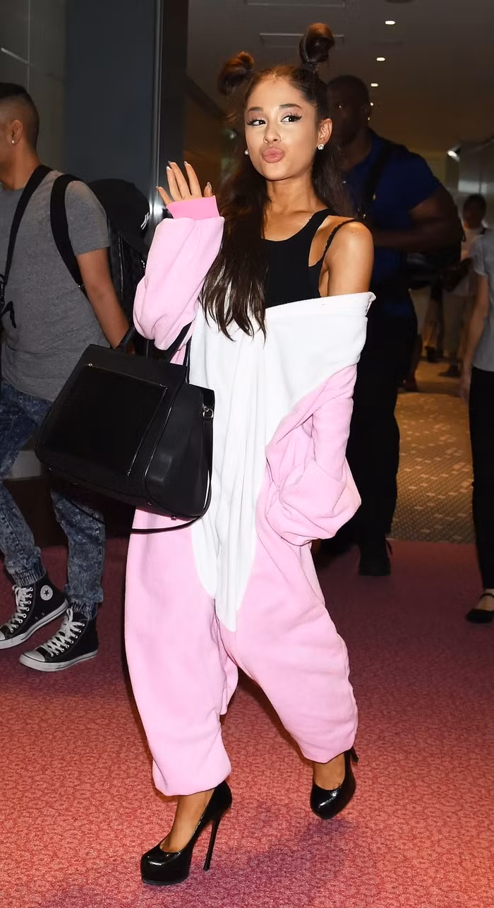 Đến fan cũng phải lắc đầu ngao ngán với kiểu diện đồ kỳ quái của sao Hollywood khi tới sân bay