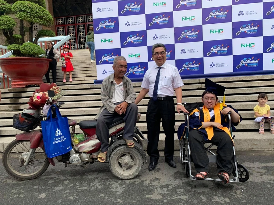 PGS.TS Nguyễn Ngọc Điện - Hiệu trưởng Trường Đại học Hoa Sen ra chúc mừng và động viện 2 cha con Tuấn