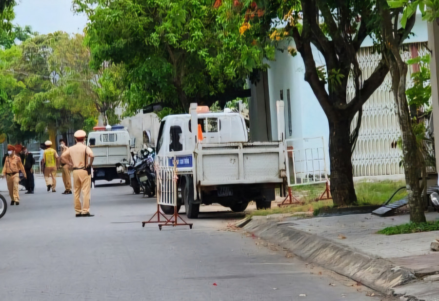 Công an chốt chặn tại tuyến đường dẫn vào nhà ông Cao Khoa, nguyên Chủ tịch UBND tỉnh Quảng Ngãi. (Ảnh Đ.L). Công an chốt chặn tại tuyến đường dẫn vào nhà ông Cao Khoa, nguyên Chủ tịch UBND tỉnh Quảng Ngãi. (Ảnh Đ.L).