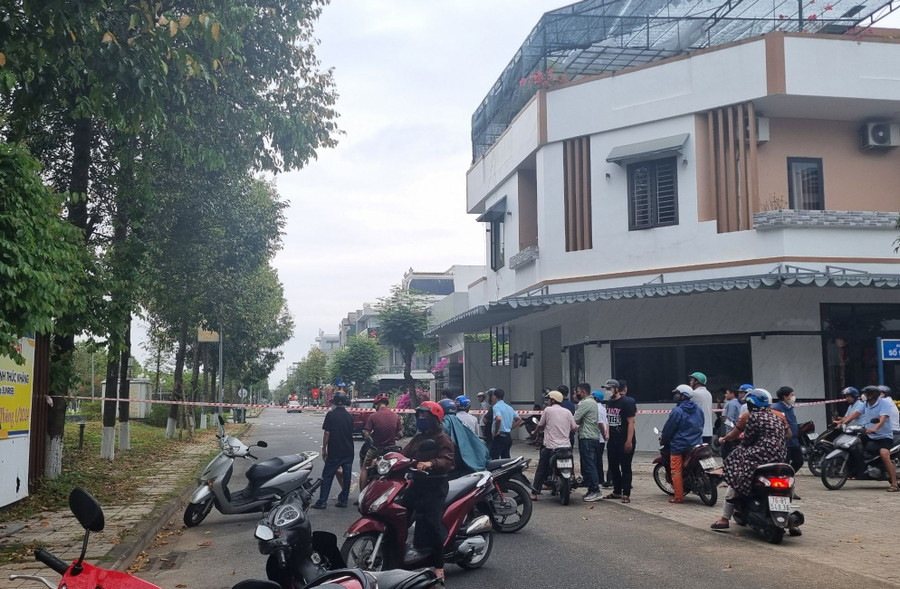 Các tuyến đường quanh khu vực nhà ông Minh bị phong tỏa, hạn chế người dân qua lại. Các tuyến đường quanh khu vực nhà ông Minh bị phong tỏa, hạn chế người dân qua lại.