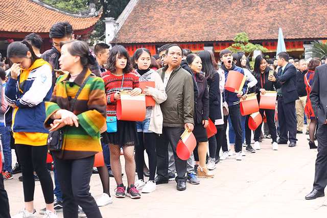  Thời tiết Hà Nội ấm dần về buổi chiều, bởi vậy khá nhiều bạn trẻ cảm thấy mệt mỏi khi phải xếp hàng chờ đến lượt xin chữ trong thời gian quá lâu 