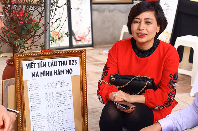  Năm nay, tại “phố ông đồ” có thêm dịch vụ viết thư pháp tên của các thần tượng đội tuyển U23 Việt Nam, lấy cảm hứng từ thành công của đội tại giải châu Á vừa qua. 