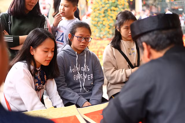 Ngày đầu năm mới, bạn trẻ nườm nượp chen chân xin chữ ông đồ ảnh 6