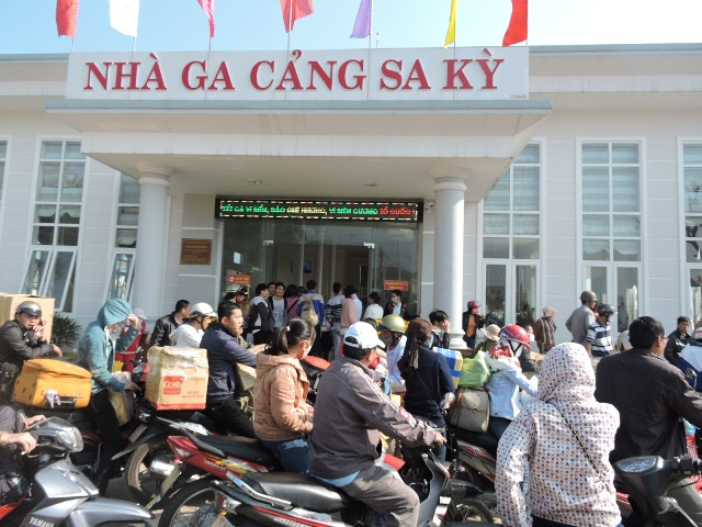 Khách du lịch nườm nượp ra du xuân đảo Lý Sơn.