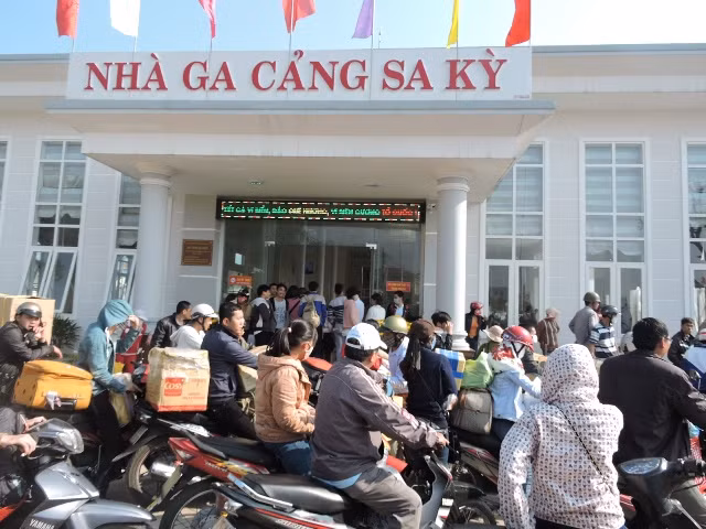 Khách du lịch nườm nượp ra du xuân đảo Lý Sơn.