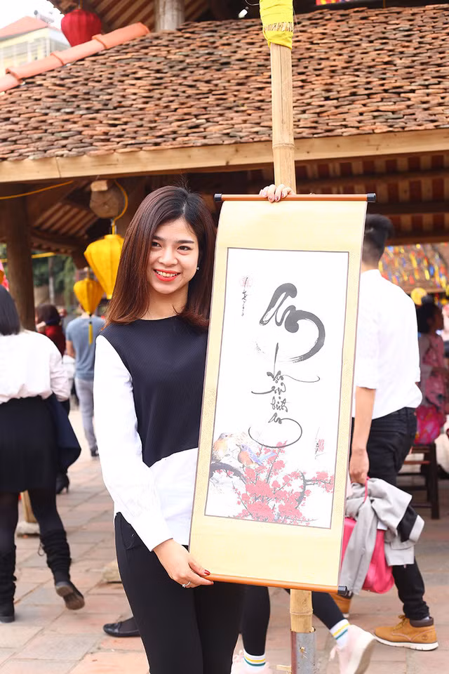 Ngày đầu năm mới, bạn trẻ nườm nượp chen chân xin chữ ông đồ ảnh 8