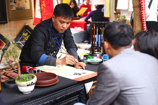 Ngày đầu năm mới, bạn trẻ nườm nượp chen chân xin chữ ông đồ ảnh 7 Vài năm trở lại đây, “phố ông đồ” có sự góp mặt của khá nhiều bạn trẻ. Đây đều là những ông đồ, bà đồ đã được sát hạch và tuyển chọn kĩ lưỡng
