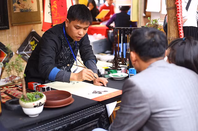  Vài năm trở lại đây, “phố ông đồ” có sự góp mặt của khá nhiều bạn trẻ. Đây đều là những ông đồ, bà đồ đã được sát hạch và tuyển chọn kĩ lưỡng 