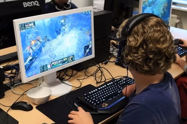 Trẻ cần có nhận thức đầy đủ về tác hại của việc xem thiết bị điện tử quá nhiều trong mùa dịch.