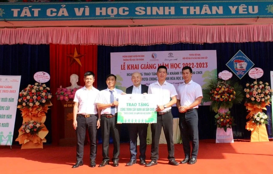 Trao tặng công trình cây xanh và sân chơi cho học sinh tại trường Tiểu học Tân Khánh và Tiểu học Xuân Phương