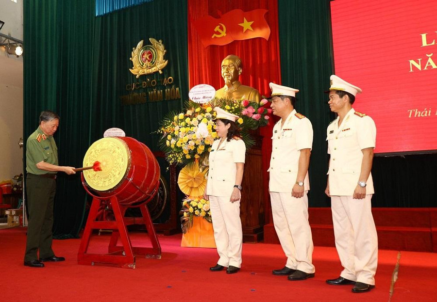 Đại tướng Tô Lâm, Ủy viên Bộ Chính trị, Bộ trưởng Bộ Công an đánh trống khai giảng năm học 2022 - 2023 tại trường Văn hóa thuộc Cục Đào tạo (Bộ Công an)