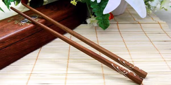 Đũa tre và đũa gỗ thông thường có thời hạn sử dụng từ 3 đến 6 tháng, thời gian sử dụng của đũa kim loại lâu hơn.