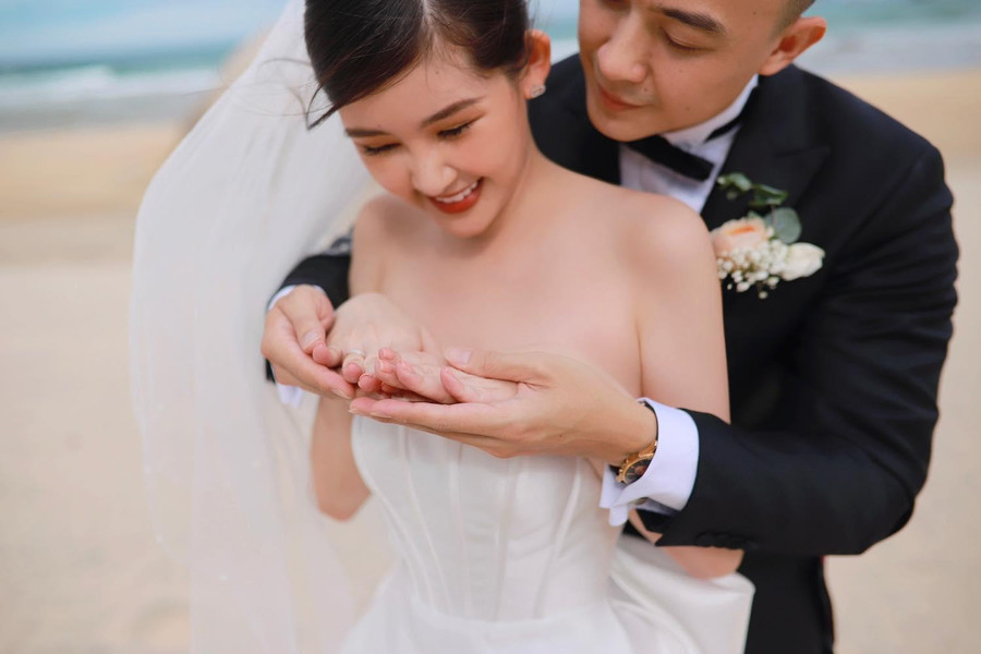 Hoa hậu Ngân Anh diện váy cưới trắng tinh.