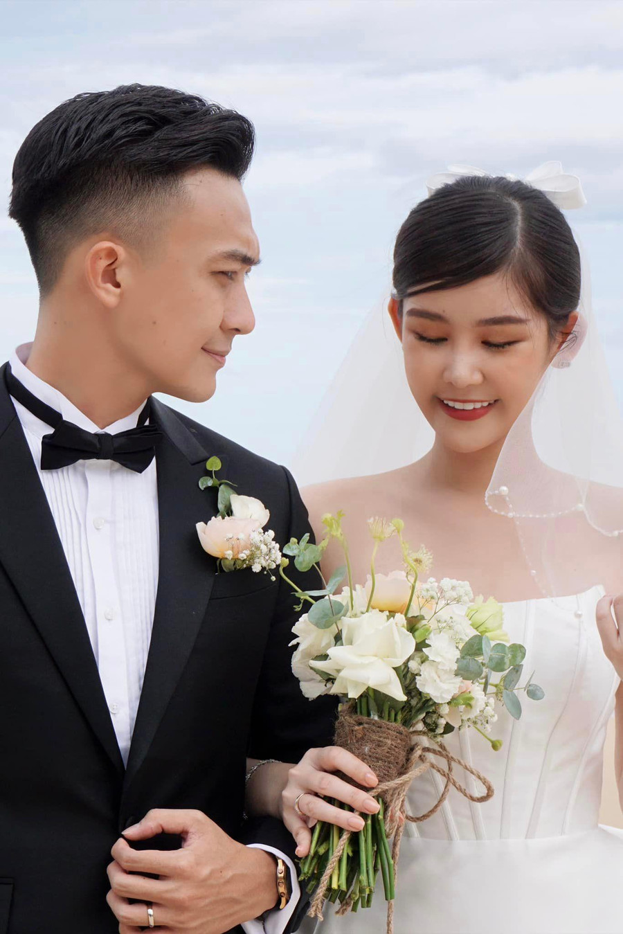 Lê Âu Ngân Anh sinh năm 1995, quê Tiền Giang. Cô đăng quang Hoa hậu Đại dương 2017, là á hậu 4 Hoa hậu Liên lục địa 2018.