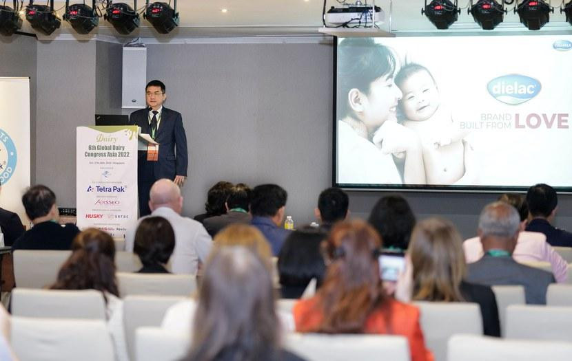 Ông Nguyễn Quang Trí – Giám đốc điều hành Marketing của Vinamilk trình bày tại hội nghị. Ảnh Ngọc Thành