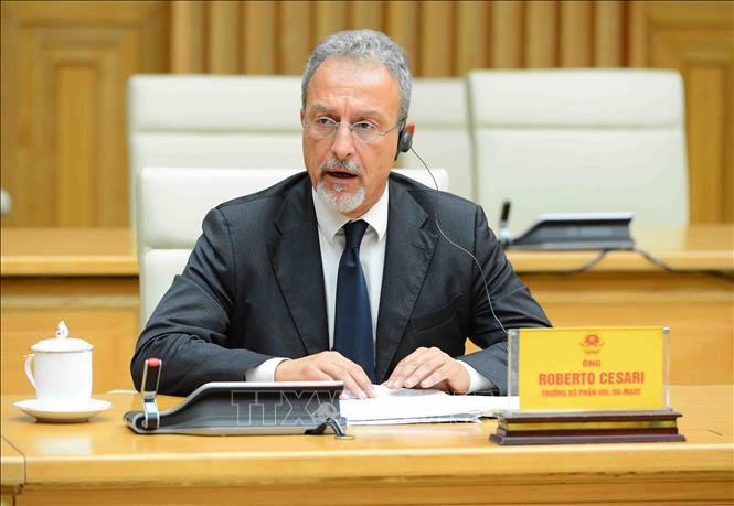 Ông Roberto Cesari, Trưởng bộ phận khai thác hải sản bất hợp pháp, không báo cáo và không theo quy định (IUU) của EC phát biểu. Ảnh: Minh Đức/TTXVN Ông Roberto Cesari, Trưởng bộ phận khai thác hải sản bất hợp pháp, không báo cáo và không theo quy định (IUU) của EC phát biểu. Ảnh: Minh Đức/TTXVN