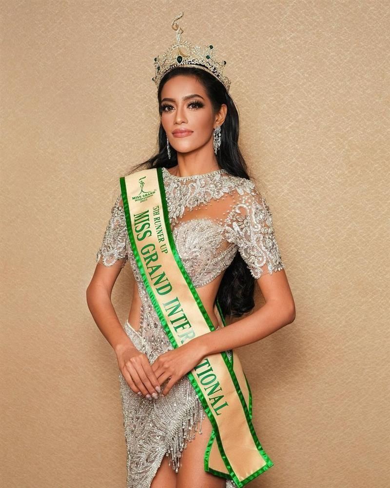 Á hậu 5 Miss Grand International 2022 - Yuvna Rinishta. Tại chung kết, cô lọt top 10 chung cuộc nhờ thắng giải bình chọn, đồng hạng Á hậu 5 với 4 cô gái khác.