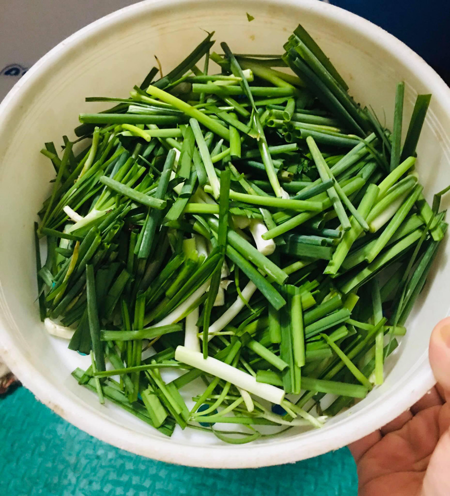 Hành lá, hẹ cắt khúc dài. Hành lá, hẹ cắt khúc dài.