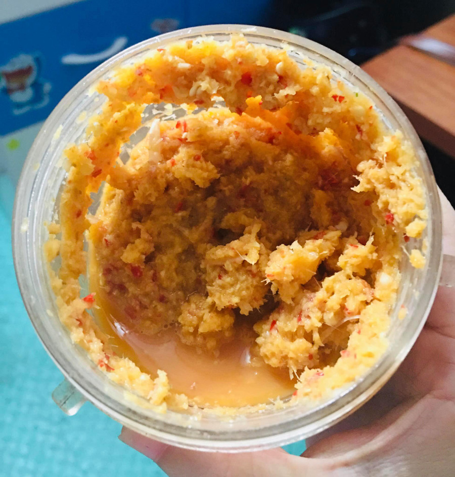 Gừng, tỏi, lê xay nhỏ. Gừng, tỏi, lê xay nhỏ.