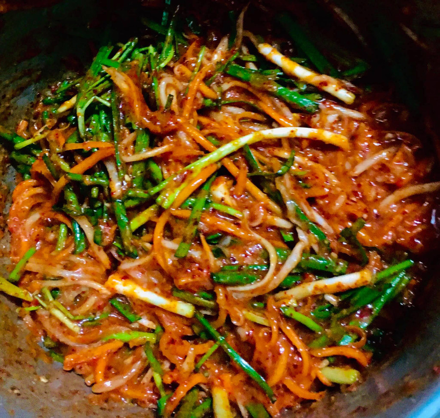 Trộn cà rốt, củ cải với sốt, hành, hẹ cắt khúc tầm 20 phút cho ngấm... Trộn cà rốt, củ cải với sốt, hành, hẹ cắt khúc tầm 20 phút cho ngấm...