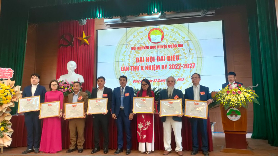 Các cá nhân có thành tích xuất sắc được lãnh đạo Hội Khuyến học huyện Quốc Oai khen thưởng. Các cá nhân có thành tích xuất sắc được lãnh đạo Hội Khuyến học huyện Quốc Oai khen thưởng.