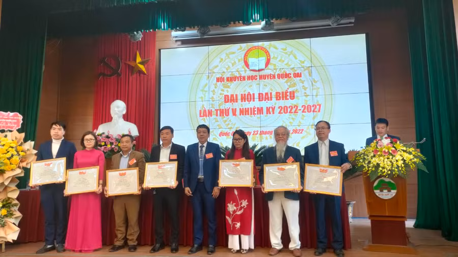 Các cá nhân có thành tích xuất sắc được lãnh đạo Hội Khuyến học huyện Quốc Oai khen thưởng.