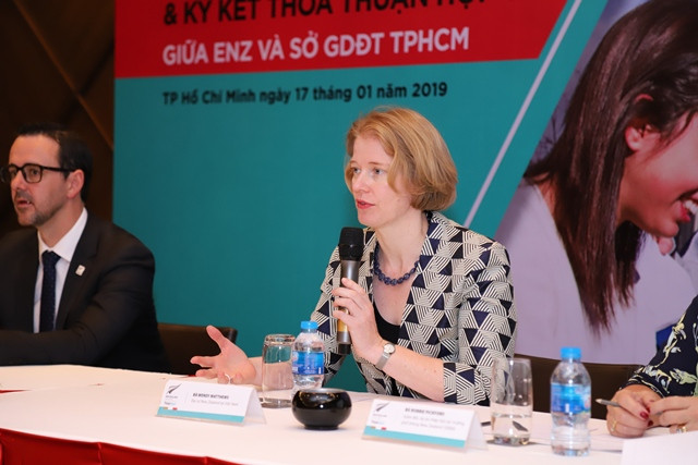 Bà Wendy Matthews- Đại sứ New Zealand tại Việt Nam thông báo về chính sách học bổng mới tại Việt Nam.