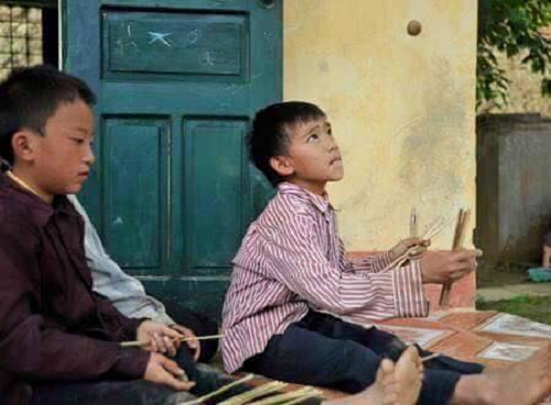 Trò banh đũa khó chơi nhưng dễ gây nghiện. Trò banh đua