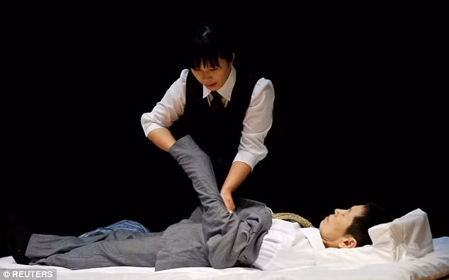 Cô gái trẻ đẹp ngày đêm luyện trang điểm cho người chết ảnh 1