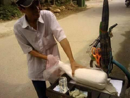 Những thanh kẹo kéo vừa dẻo vừa giòn tan từnglà món quà vặt yêu thích của trẻ thơ. Những thanh kẹo kéo vừa dẻo vừa giòn tan từnglà món quà vặt yêu thích của mọi đứa trẻ miền quê.