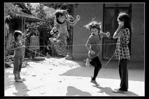 Trò chơi nhảy dây gắn liền với tuổi thơ của hầu hết trẻ con Việt Nam. 20-mon-do-goi-nho-ky-uc-tuoi-tho-8x-9x-doi-dau-page-2-1