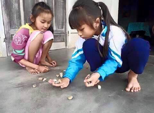 Các bạn nữ thường đọ độ khéo léo bằng trò chơi thảy đá. 20-mon-do-goi-nho-ky-uc-tuoi-tho-8x-9x-doi-dau-page-2-3