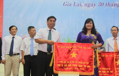 Ông Kpăh Thuyên trao cờ thi đua cho các đơn vị xuất sắc