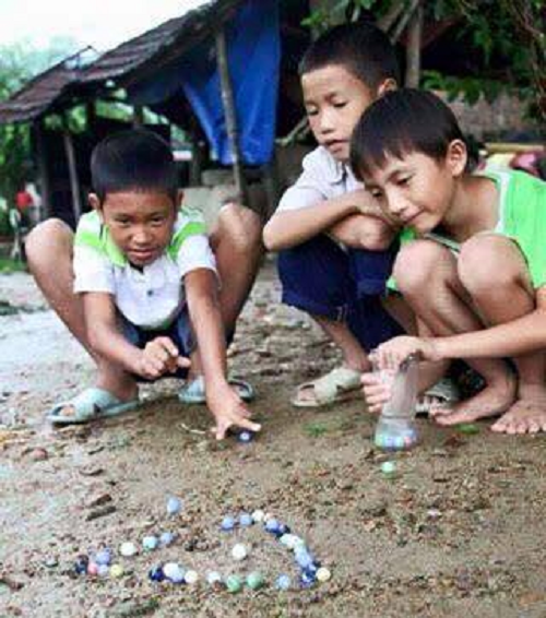 Những viên bi rực rỡ là công cụ so tài của những chàng trai nhỏ. 20-mon-do-goi-nho-ky-uc-tuoi-tho-8x-9x-doi-dau-page-2-5