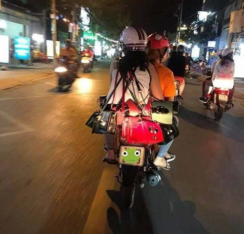 Dùng nhiều túi để đánh lạc hướng đạo tặc. Dùng nhiều túi để đánh lạc hướng đạo tặc.