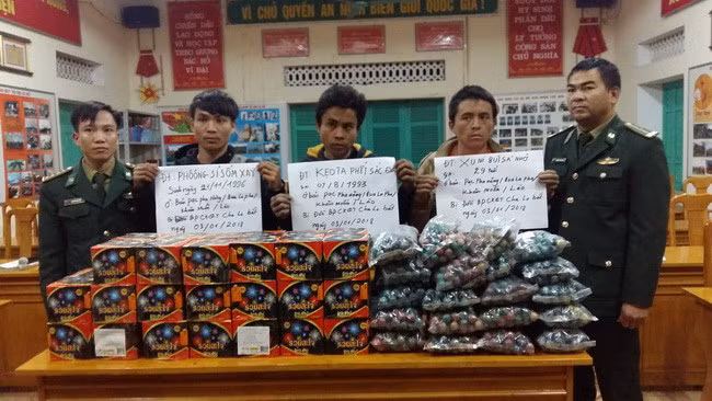 Bắt quả tang người nước ngoài vận chuyển pháo lậu qua biên giới