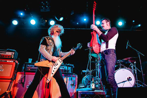 nhung-sao-ngoai-tung-bi-tan-cong-khi-dang-bieu-dien-5