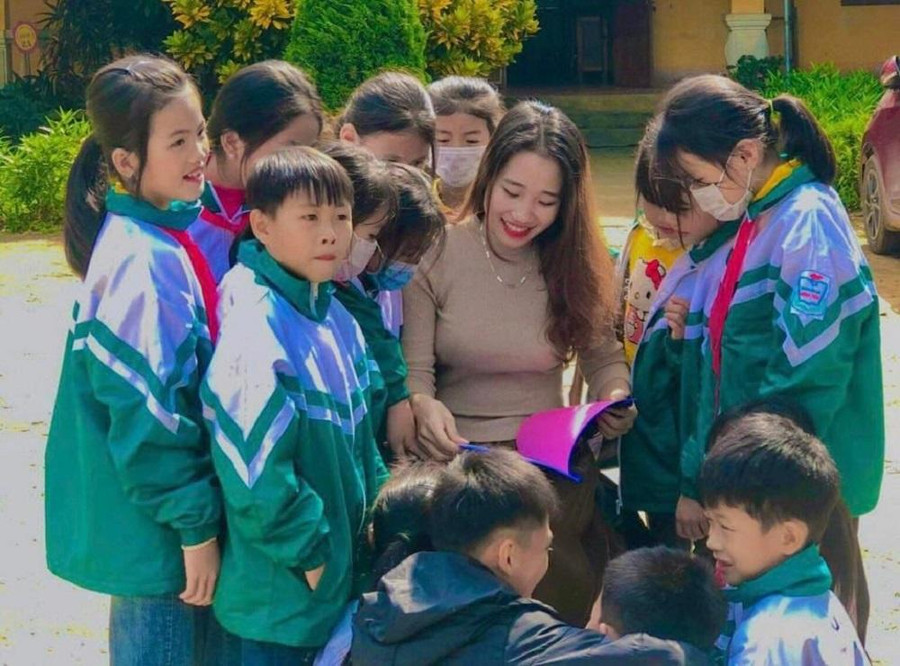 Cô giáo Vân cùng học trò thân yêu của mình Cô giáo Vân cùng học trò thân yêu của mình